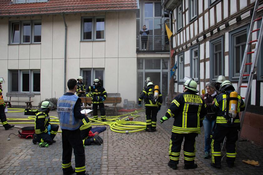 Feuerwehr bei einer Übung zur Evakuierung, Mimen der Johanniter im Einsatz