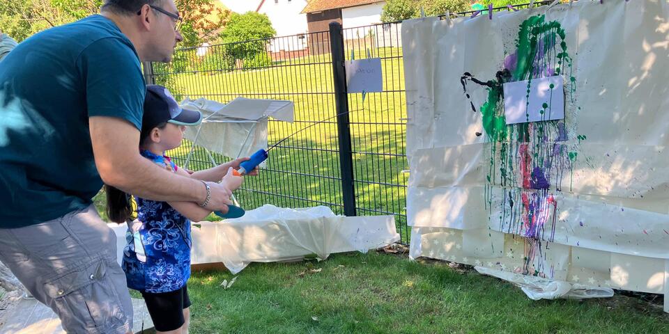 Vater und Sohn mit Wasserpistole