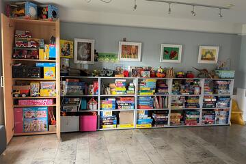 An einer Wand stehen Regal und Schränke mit vielen Spielen zum Ausleihen