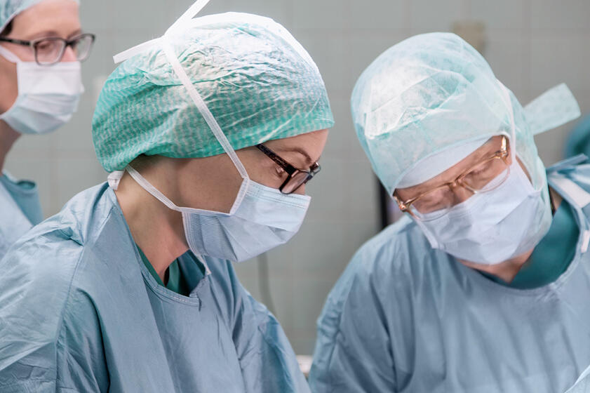 Ärzte in Operationskleidung.