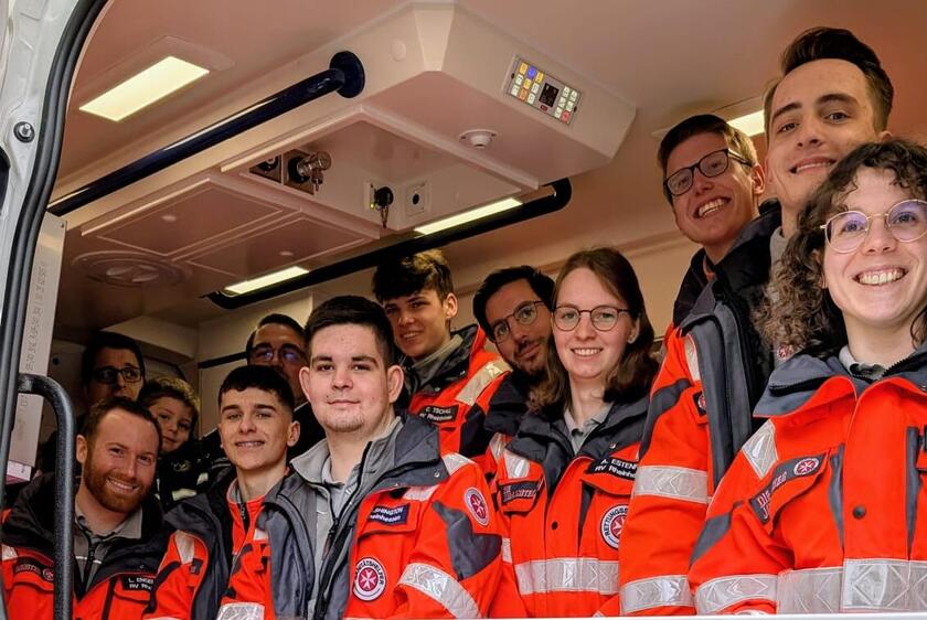 Gruppenbild im Rettungswagen