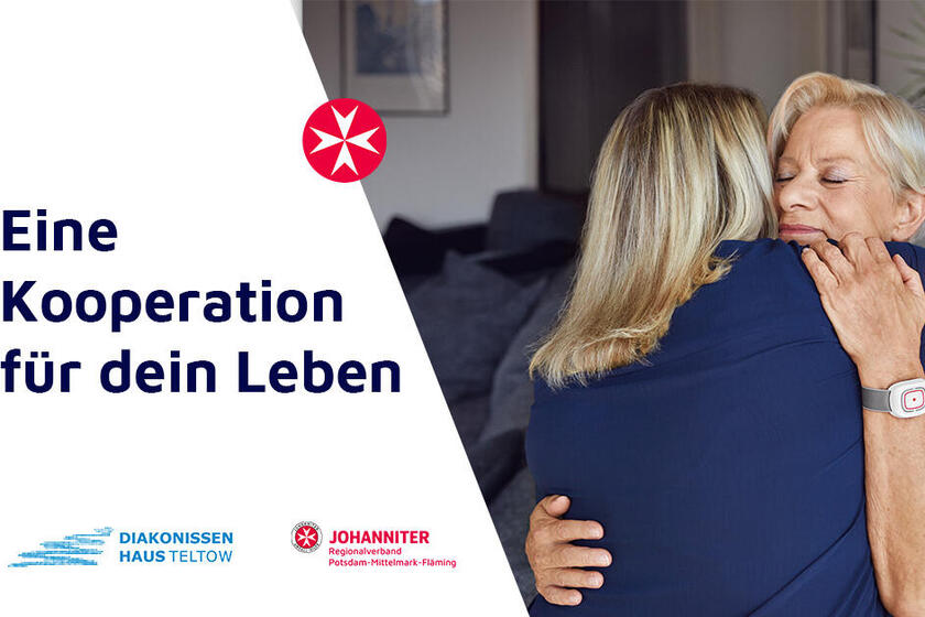 Eine alte Frau mit Hausnotruf-Armband umarmt ihre Tochter zuhause. Bildschräge links daneben mit Aufschrift "Eine Kooperation für dein Leben".