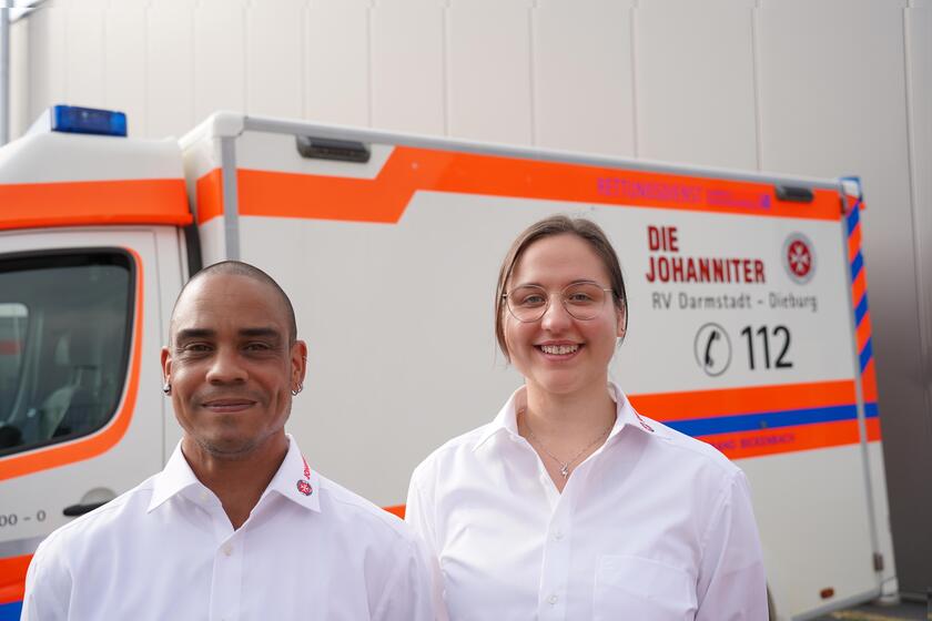 Die Ortsbeauftragten OV Bickenbach Thilo Hensel und Lara Magnus vor ihrem Einsatzfahrzeug