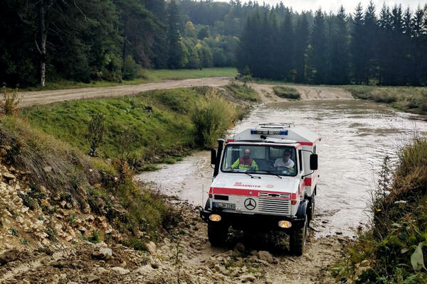 Der Unimog fährt sicher auf unwegsamen Gelände