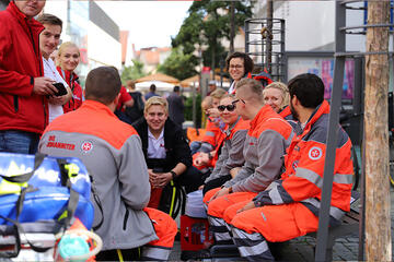 Einsatzkräfte der Mainzer Johanniter behandeln eine Person in einem Fallbeispiel beim Landeswettkampf der Johanniter.