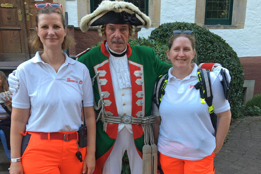Zwei Johanniterinnen mit dem Baron von Münchhausen