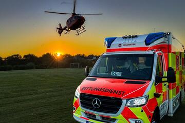 RTW und Hubschrauber bei Sonnenuntergang