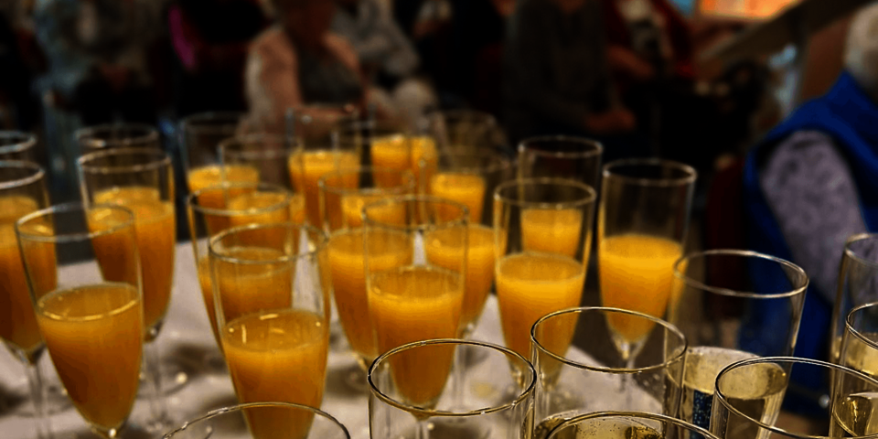 Gläser mit Orangensaft und Sekt