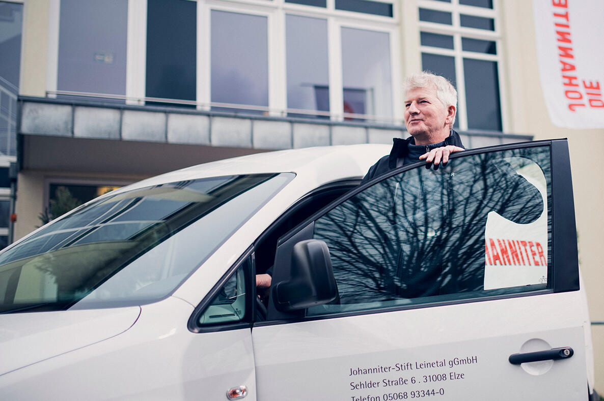 Ein Mitarbeiter steigt vor dem Johanniter-Stift in einen Dienstwagen