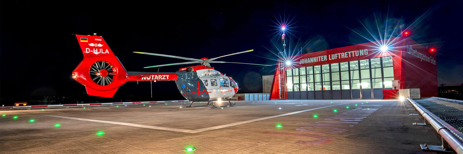 Nachtaufnahme eines Hubschraubers am Luftrettungszentrum Gießen