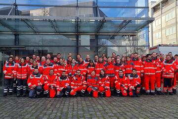 Gruppenbild an Fastnacht mit Sanitätern