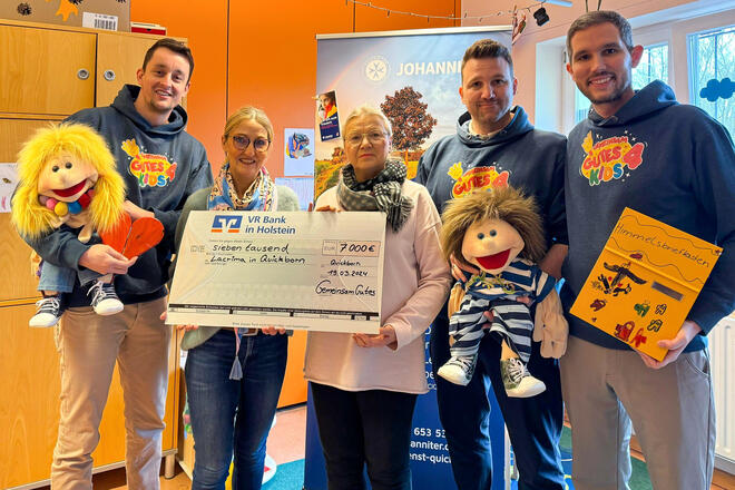 Zwei Ehrenamtliche nahmen die Spende in Höhe von 7.000 Euro von GemeinsamGutes entgegen. Das Geld fließt u.a. in die Fortbildung der ehrenamtlichen Mitarbeitenden.