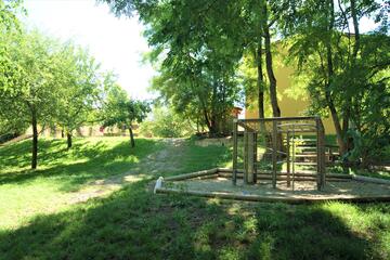 Außenbereich mit Spielplatz Johanniter-Kinderhort "Fuchsbau"