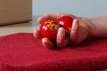 Zwei Metallkugeln in einer Hand