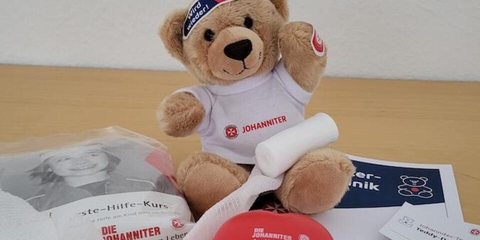 Teddybär mit Verbänden umwickelt.