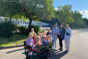 Die Kindergruppe macht sich mit ihren Betreuern auf den Weg.