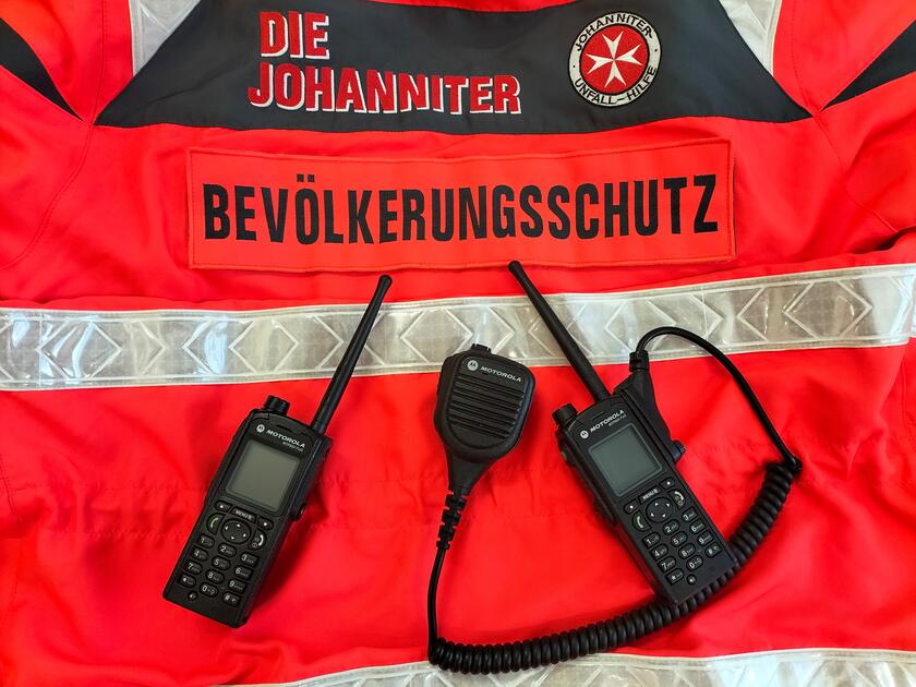 Funkgerät auf einer Johanniter-Bevölkerungsschutzjacke