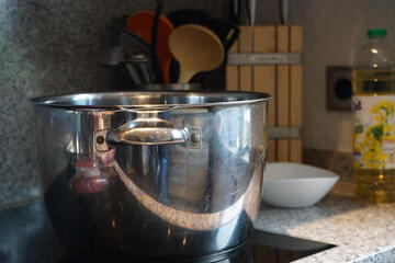 Silberner Kochtopf auf dem Herd