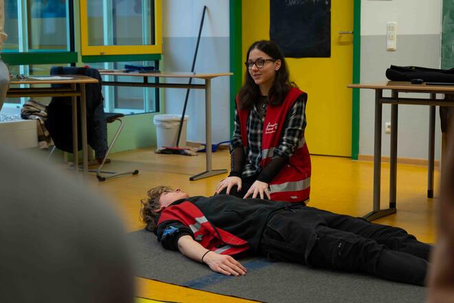 Schulsanitäter des Gymnasium Taunusstein erklären die stabile Seitenlage.