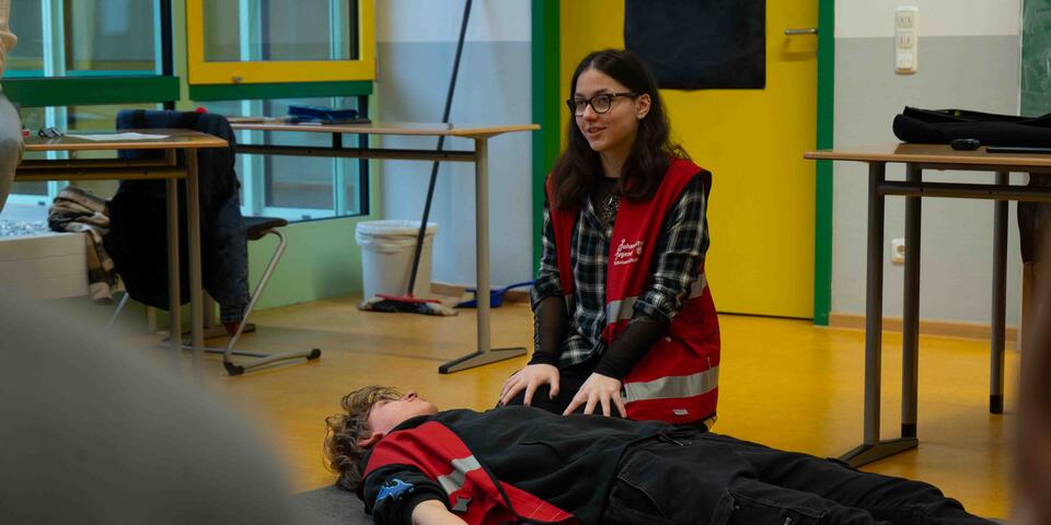 Schulsanitäter des Gymnasium Taunusstein erklären die stabile Seitenlage.