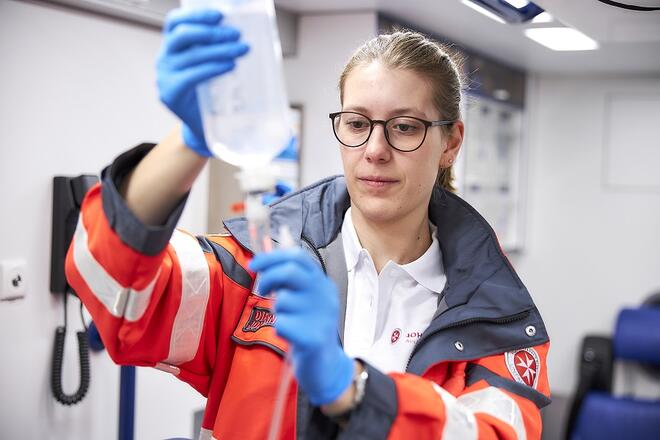 Eine Notfallsanitäterin der Johanniter im Einsatz.