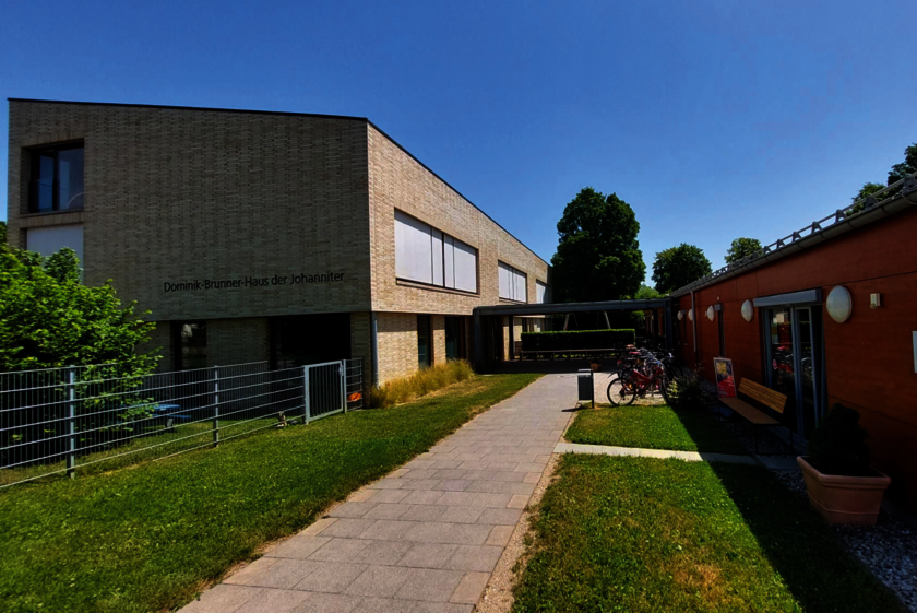 Außenansicht des Dominik-Brunner-Hauses der Johanniter bei Tageslicht.