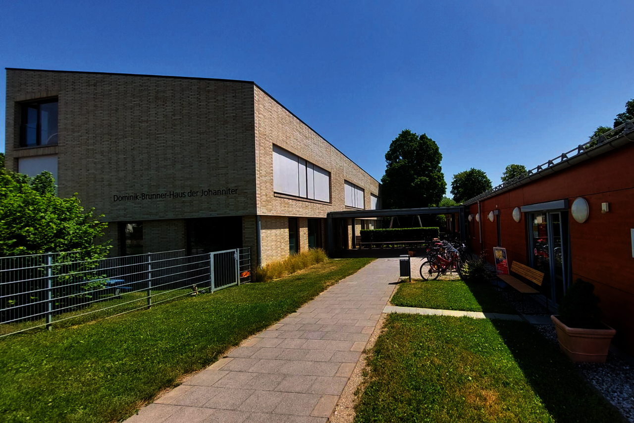 Außenansicht des Dominik-Brunner-Hauses der Johanniter bei Tageslicht.