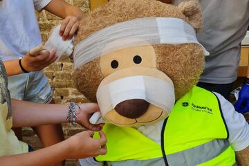 Bild von Teddybär mit Kopfverband