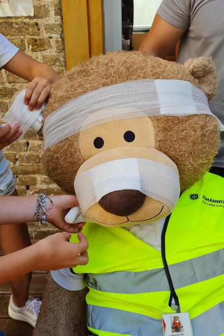 Bild von Teddybär mit Kopfverband