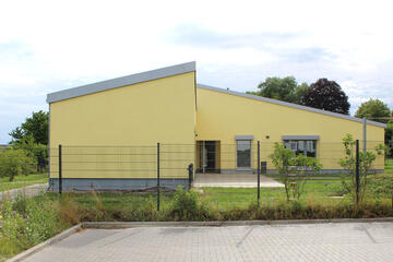 Gebäudeansicht der Kita vom Parkplatz aus