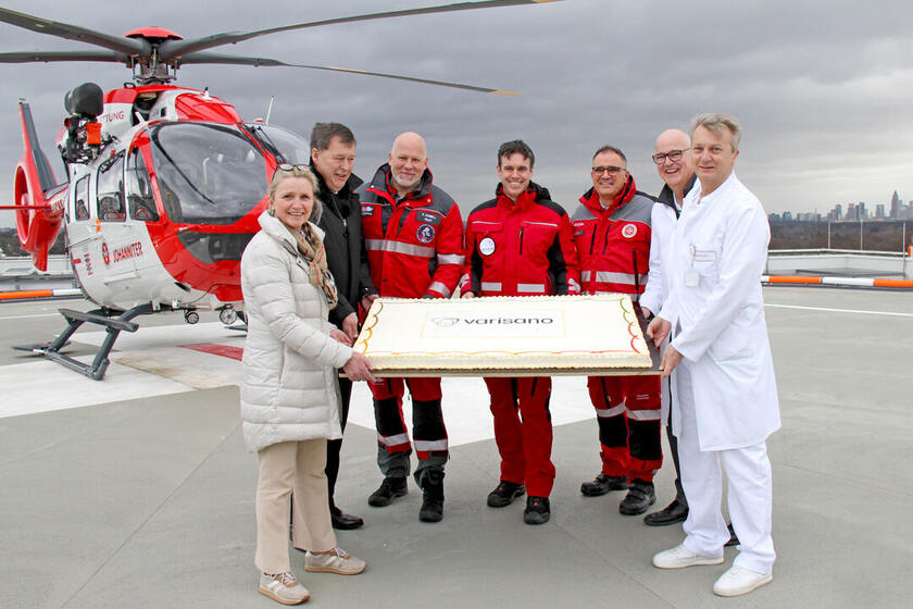 Neuer Landeplatz am varisano Klinikum Frankfurt Höchst: Johanniter Hubschrauber-Crew wird mit großer Torte begrüßt. Anwesend: Geschäftsführungsmitglied und Pilot Frank Zabell, Johanniter-Regionalvorstand Oliver Pitsch, Prof. Dr. med. Daniel Chappell, Chefarzt der Klinik für Anästhesiologie, operative Intensivmedizin, Notfallmedizin und Schmerztherapie.