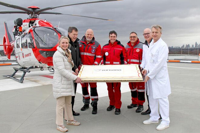 Neuer Landeplatz am varisano Klinikum Frankfurt Höchst: Johanniter Hubschrauber-Crew wird mit großer Torte begrüßt. Anwesend: Geschäftsführungsmitglied und Pilot Frank Zabell, Johanniter-Regionalvorstand Oliver Pitsch, Prof. Dr. med. Daniel Chappell, Chefarzt der Klinik für Anästhesiologie, operative Intensivmedizin, Notfallmedizin und Schmerztherapie.