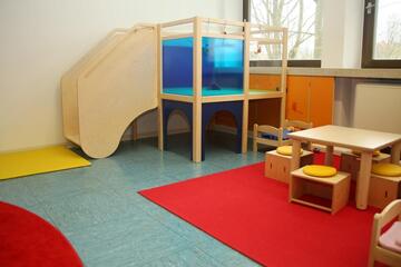 Spielturm Johanniter-Kinderkrippe an der Mittelschule in Wenzenbach