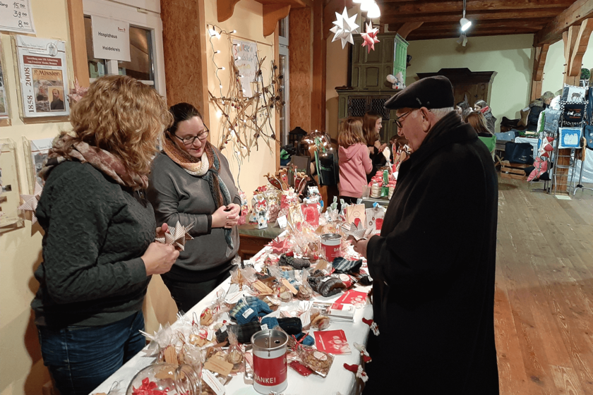 Kleiner Weihnachtsmarktstand in einem Innenraum 