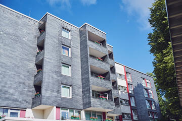 Blick auf die Fassade mit Balkonen des Johanniter-Haus Radevormwald