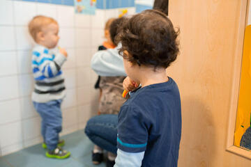 Kinder putzen Zähne im Badezimmer der Kita