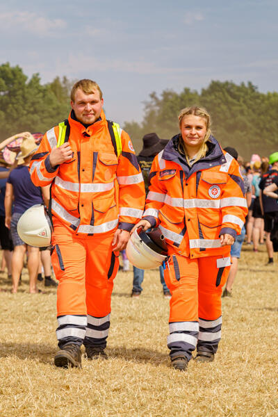 Zwei Helfende Johanniter-Unfall-Hilfe beim Sanitätsdienst auf einem Musikfestival.