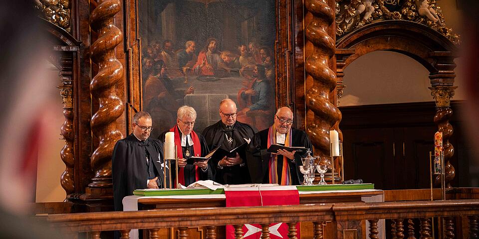 Pfarrer am Altar