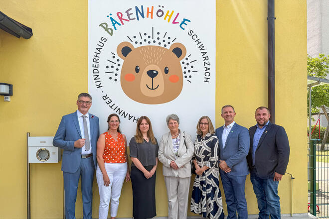 Ehrengäste der Einweihung vor dem Kinderhaus