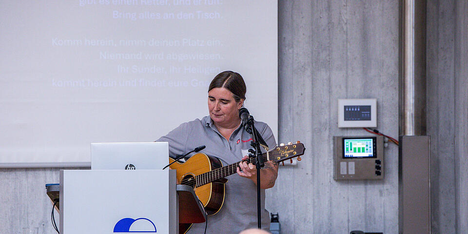 Susan Kraft spielt bei ihrer Andacht Gitarre