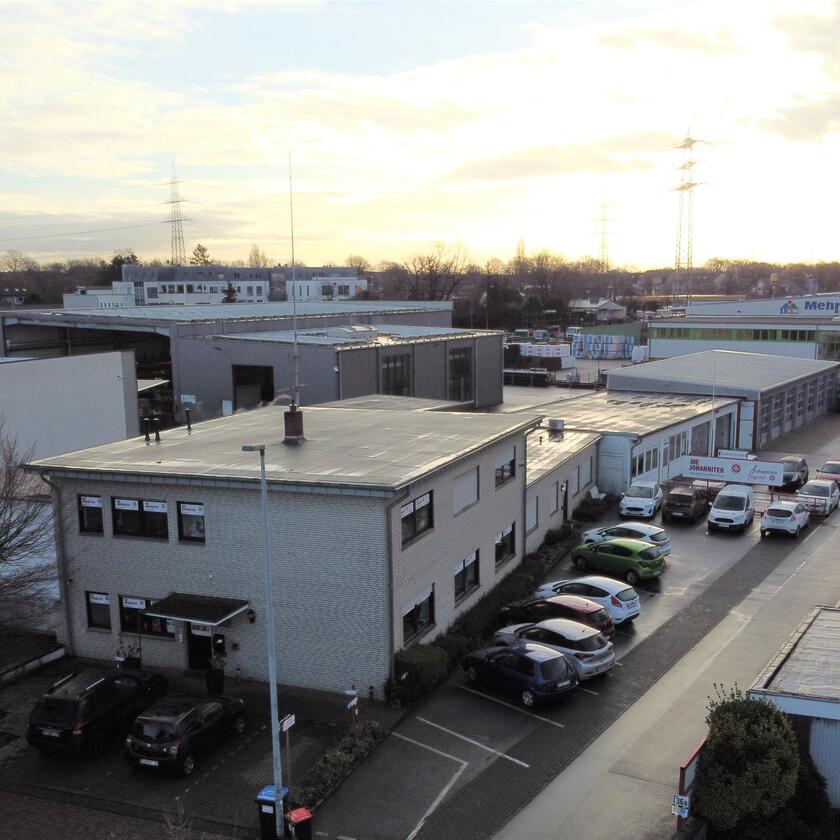 Außenansicht der Johanniter-Dienststelle Dinslaken in der Kleiststraße 38. Das Gebäude dient als Anlaufstelle für soziale Dienste, Pflegeangebote, Hausnotruf, Ausbildung und ehrenamtliches Engagement.