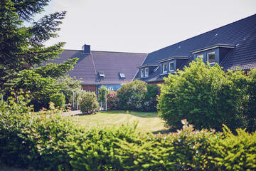Vom Garten blickend auf die Seniorenwohn- und Pflegeheim Johanniter-Haus Wyk auf Föhr