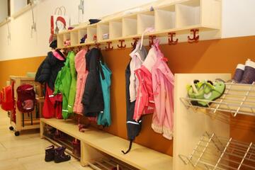 Garderobe Johanniter-Kinderkrippe an der Mittelschule in Wenzenbach