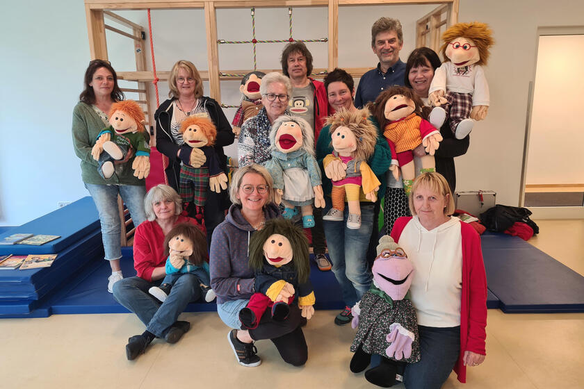 Gruppenbild nach Abschluss eines Kurses im pädagogischen Handpuppenspiel für die Trauerbegleiterinnen und Trauerbegleiter von Lacrima.