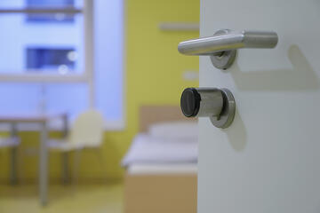 Eingang Patientenzimmer gelbe Station 
