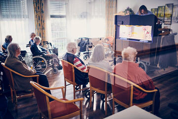 Interessiert folgen die Zuschauenden der Vorführung in Ricklingen
