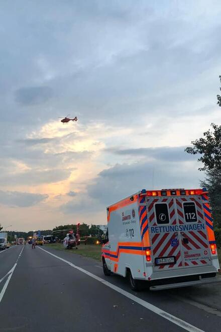 Fahrender Rettungswagen auf der Straße