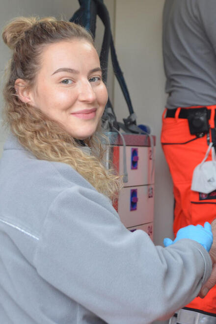 Kollegin im Rettungsdienst hält Patientenhand