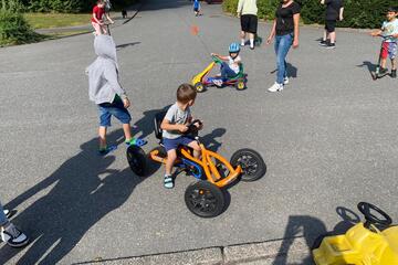 Junge fährt mit Gokart
