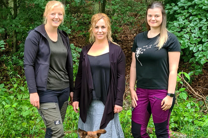 Sabrina Krämer, Sabine Leichsenring-Knoblach und Isabelle Schwarz (von links) bereiten alles für die Eröffnung des neuen Kindergartens vor.